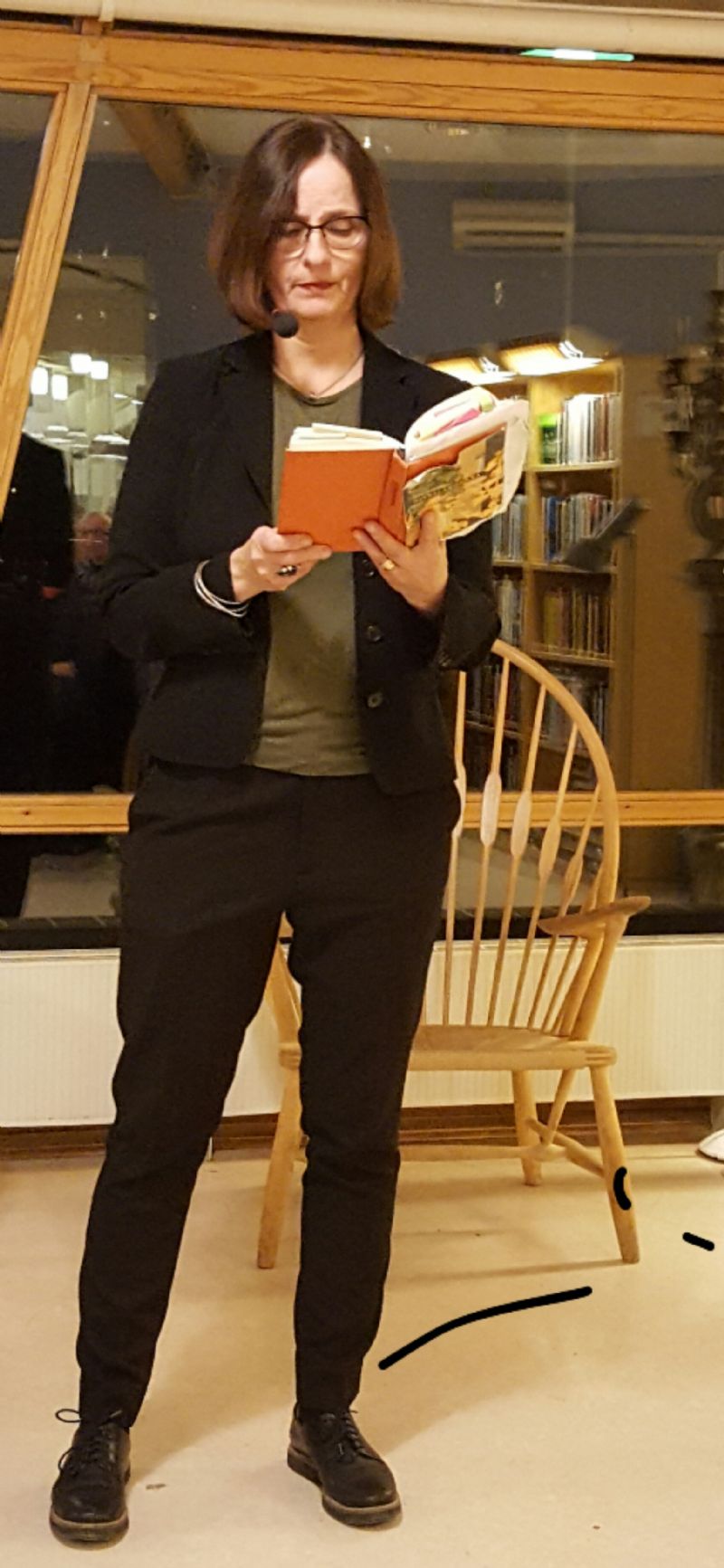 Susanna Alakoski berättade om sitt författarskap på biblioteket i Enköping i mars 2016 i anslutning till sällskapets årsmöte.